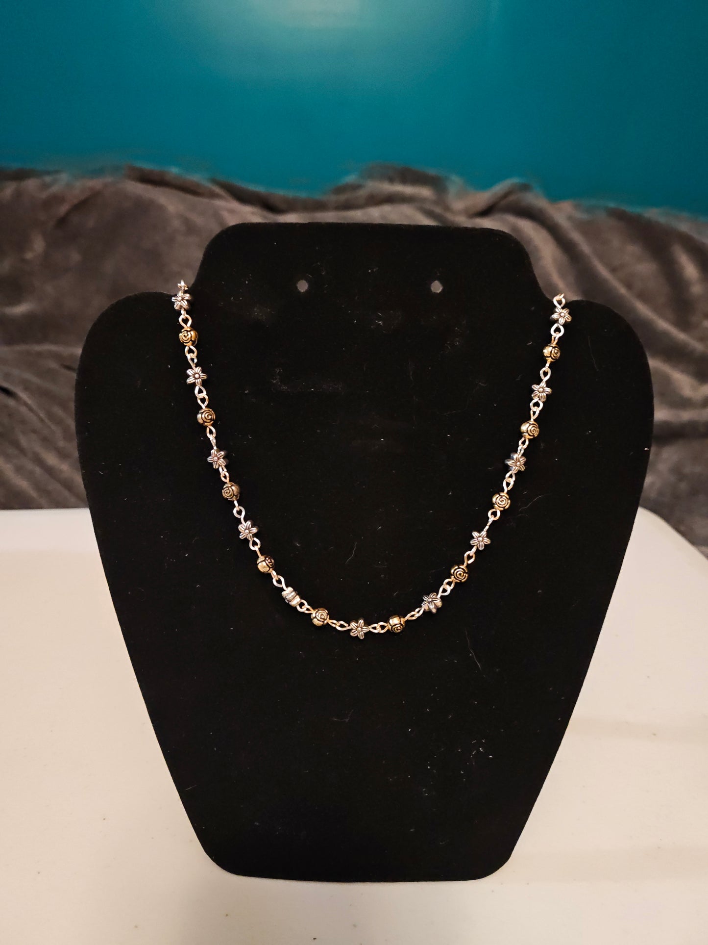 Metal Rose and Daisy Necklace - C14
