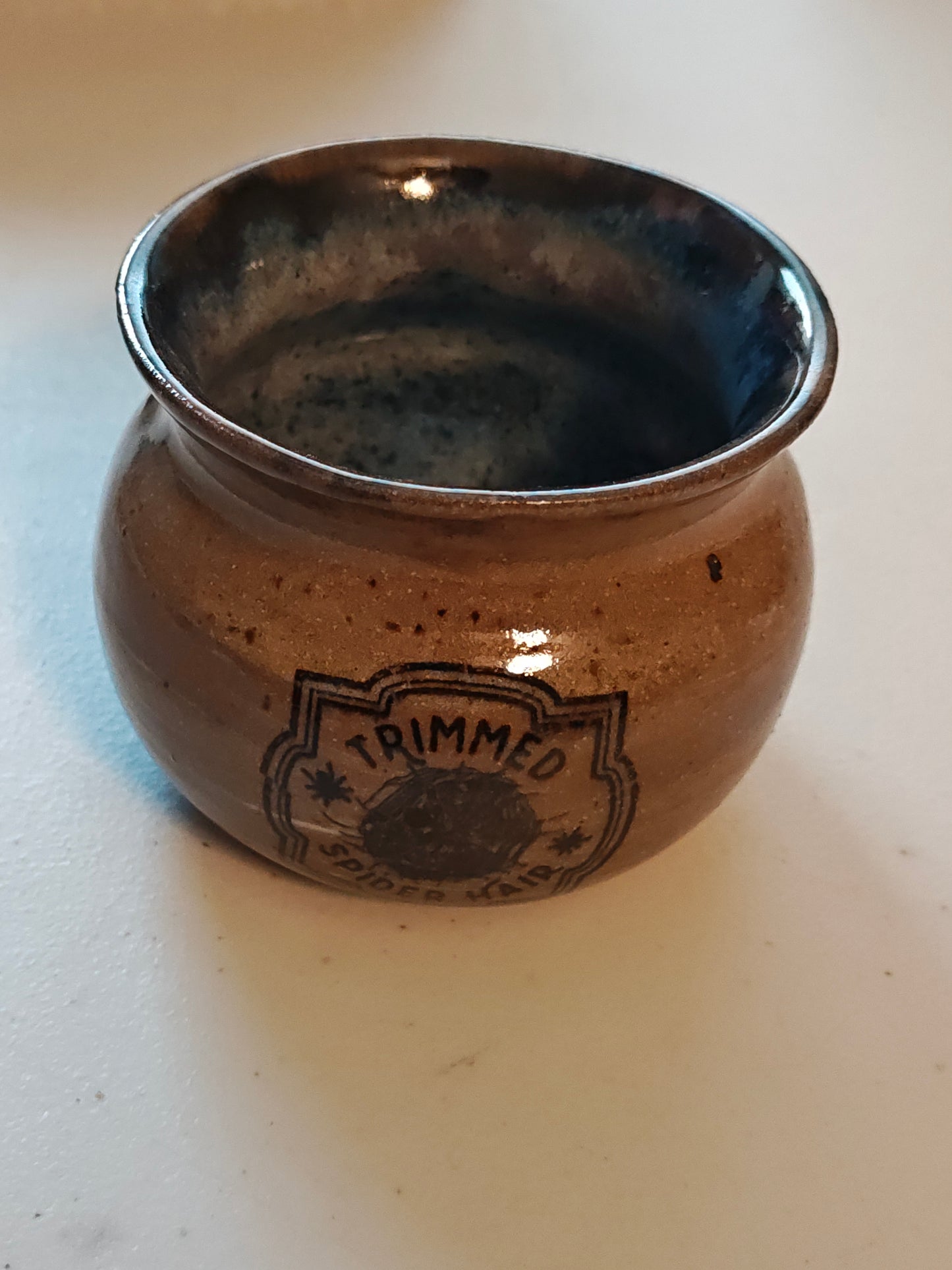 Small Trimmed Spider Hair Pot