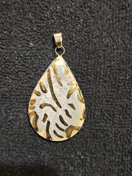 Gold Luster Pendant - P126